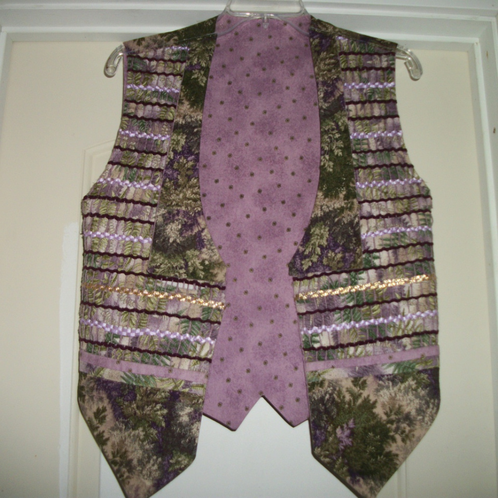 LOVELY IN LAVENDER & GREEN FLORALS ART COUNTRY GIRL BOHO VIN VEST S